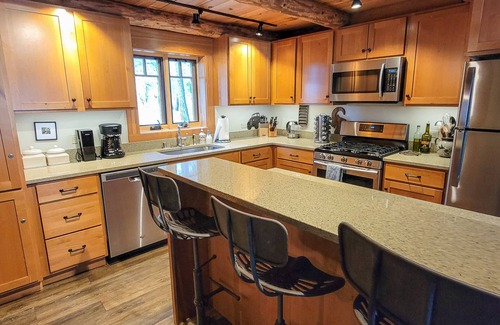 Mazama Cabina | Goat Wall Cabin: log cabin retreat on the meadow