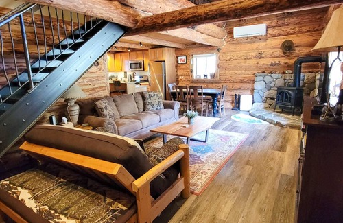 Mazama Cabina | Goat Wall Cabin: log cabin retreat on the meadow