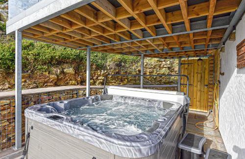 Holyhead Casa | Goferydd, South Stack, Anglesey, 4 bed luxury home, hot tub, dog friendly