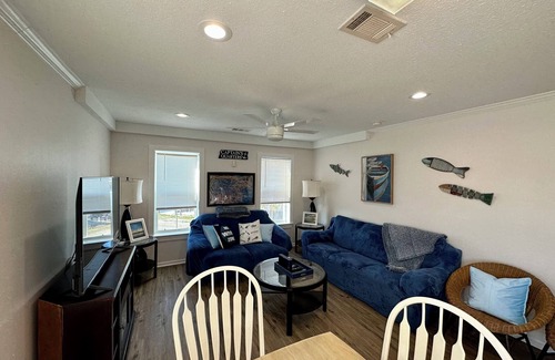 Braithwaite Casa | Goin’ Fishing? Bring your pole, fish across the street or Marinas down the road.