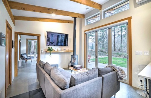 Gold Bar Casa | Gold Bar Cabin on Skykomish River Heated Swim Spa
