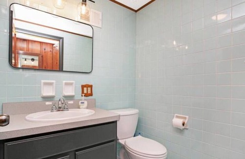 Edwardsburg Cabaña | Gold Coast Cottage: Cute Lake Home, INCLUDED Pontoon, near Notre Dame