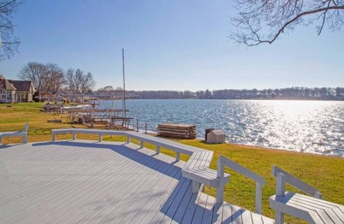 Edwardsburg Cabaña | Gold Coast Cottage: Cute Lake Home, INCLUDED Pontoon, near Notre Dame