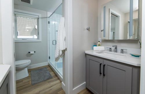 Ashwaubenon Casa | Gold Getaway by Simple Life Rentals