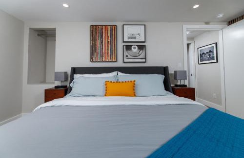 Ashwaubenon Casa | Gold Getaway by Simple Life Rentals