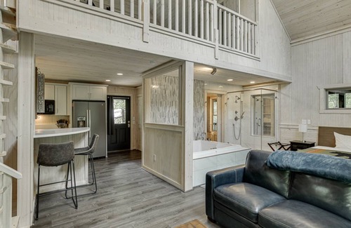 Cleveland Cabina | Gold Peak Treehouse Near Helen, Georgia - Cedar Creek Rentals LLC