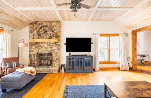 Highlands Casa | Golden Acres Ranch Hot Tub+Gameroom+Creek & wifi