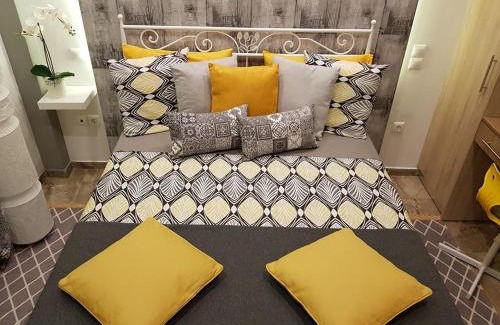 Aigaleo Apartamento | 'Golden Aurora' Apartment With Elegant Style