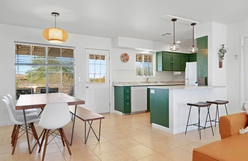 Joshua Tree Casa | 🌵Golden Desert Ranch - Hot Tub, Fire Pit and BBQ!🌵