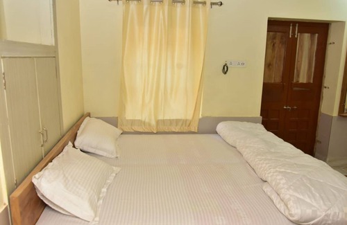 Amar Sagar Pol Hotel | Golden Home Hotel By GRB