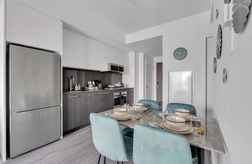 Eau Claire Apartamento | Golden Horizon | Luxe Comfort & Iconic City Views
