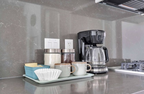 Eau Claire Apartamento | Golden Horizon | Luxe Comfort & Iconic City Views