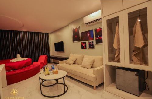 Hai Ba Trung Hotel | Golden Hotel