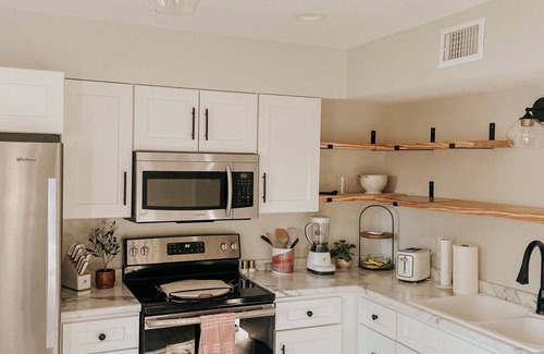Radnor Casa | Golden Hour - Convenient 2 BR Townhouse