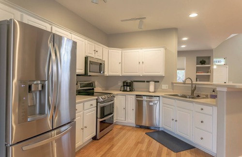 Seven Hills Casa | Golden Hour House - 2 primary bedrooms & garage