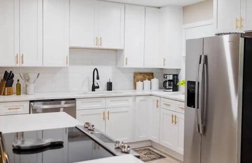 Lexington Casa | Golden House: Sleeps 12 Cozy + Modern - close to UK, Summit + Keeneland!