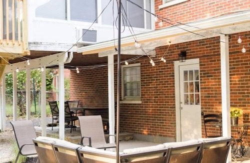 Lexington Casa | Golden House: Sleeps 12 Cozy + Modern - close to UK, Summit + Keeneland!