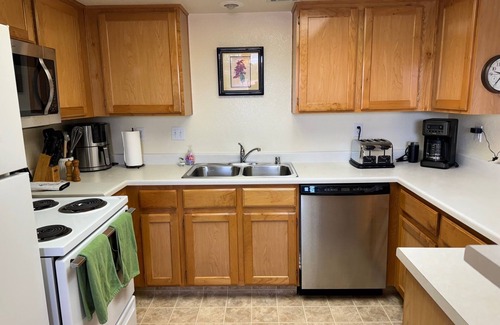 Mesquite Condominio | Golden Mesa Retreat by Mesquite Vacation Rentals with Local Activity Discounts!