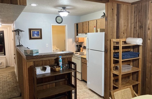 Red River Condominio | Golden Nugget - cozy 2 bedroom condo wood fireplace -free wifi - fully equipped