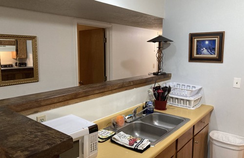 Red River Condominio | Golden Nugget - cozy 2 bedroom condo wood fireplace -free wifi - fully equipped