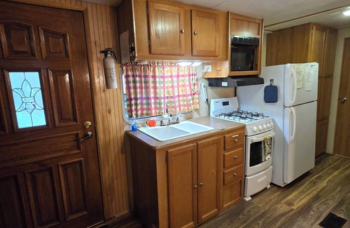South Bloomingville Cabaña | Golden Oak Cottage Hocking Hills