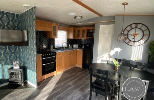 Chapel Saint Leonards Casa | Golden Palm Resort - Palm Grove 3 - Pet friendly & WiFi - Meadow Lakes Caravan & Lodge Hire