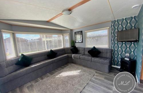 Chapel Saint Leonards Casa | Golden Palm Resort - Palm Grove 3 - Pet friendly & WiFi - Meadow Lakes Caravan & Lodge Hire