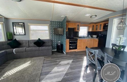 Chapel Saint Leonards Casa | Golden Palm Resort - Palm Grove 3 - Pet friendly & WiFi - Meadow Lakes Caravan & Lodge Hire