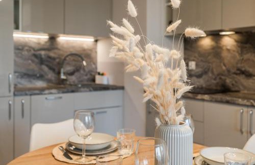 Przymorze Apartamento | Golden Reagan by Aparo - Nowy Apartament, Winda, Łóżeczko Turystyczne, Plaża 500m, Balkon, 2 Sypialnie oraz Salon, Rowerownia, Biurko