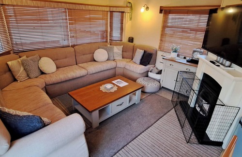 Kinmel Bay Cabina | Seaside Caravan - Sleeps 6, Parking & Veranda