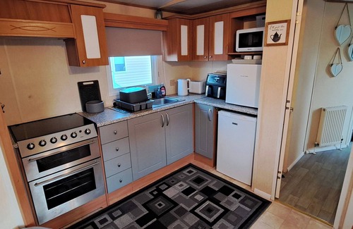Kinmel Bay Cabina | Seaside Caravan - Sleeps 6, Parking & Veranda