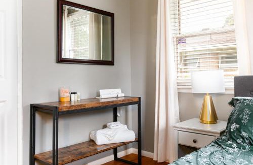 South Bend Apartamento | Golden Shamrock 3BR Home 3min to ND