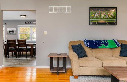 South Bend Apartamento | Golden Shamrock 3BR Home 3min to ND