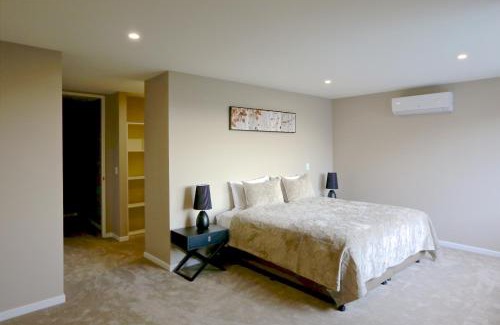 Wigram Apartamento | Golden Sun Apartment -Two bedrooms, Three bedrooms