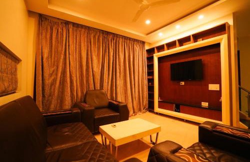 Tirupati Casa | Golden villa A luxury HomeStay - Near To Bhudevi Complex TTD Ticket Counter Alipiri