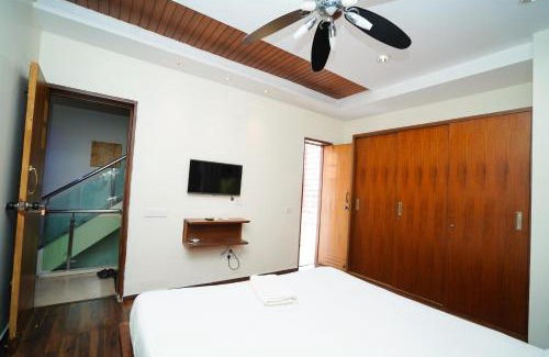 Tirupati Casa | Golden villa A luxury HomeStay - Near To Bhudevi Complex TTD Ticket Counter Alipiri