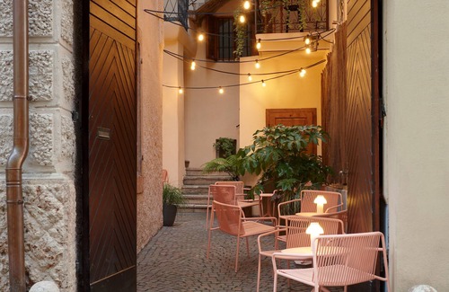Caldaro Sulla Strada del Vino Apartamento | Goldengel Suite en el corazón de Caldaro con clima y Wi-Fi