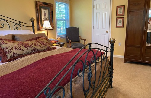Aiken Cama Y Desayuno | Goldfinch Room - The Birdnest Inn