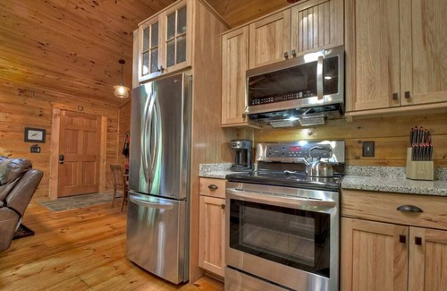 Ellijay Cabina | Goldfinch Rustic Retreat | Hot Tub & Fire Pit