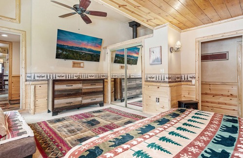 Woodlands Casa | Goldies Getaway - Beautiful Modern Cabin With Hot Tub! Game Room With Foosball And Ping Pong Table! 3 Bedroom Home