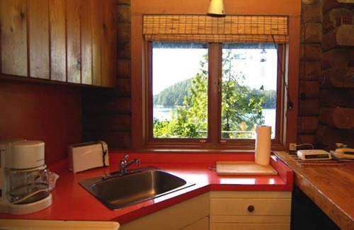 Tofino Cabina | Golds Cottage Private, Ocean Views, Close to Town