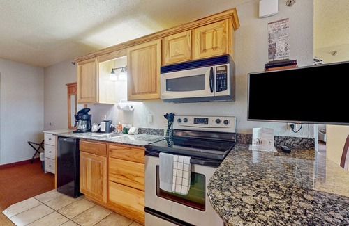 Wisconsin Dells Condominio | Golf-adjacent condo with balcony, arcade, & playground