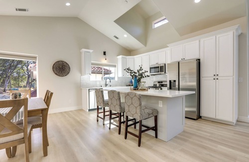 Auburn Apartamento | Golf Course Across Street: Modern Auburn Apartment