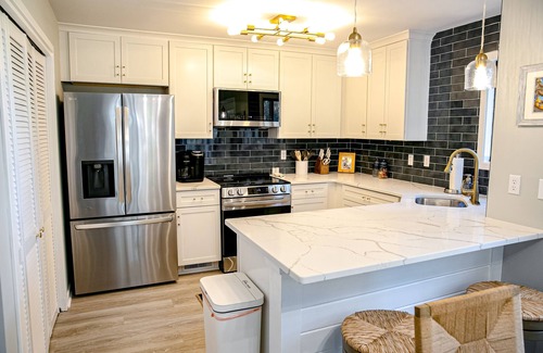 Ocean Ridge Condominio | Golf course adjacent, beach-themed condo with sunroom, washer/dryer, & AC