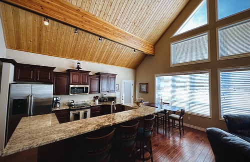 Red Lodge Chalet De Esquí | Golf Course Home w/Mtn Views, Hot Tub & Fireplace