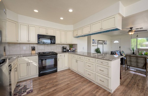 Bullhead City Casa | Golf course, modern 3 bdr home, King bed, longer stays welcome