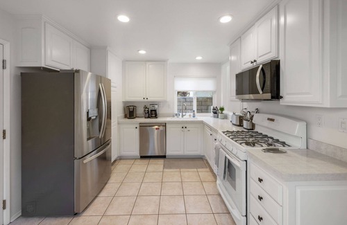 Thousand Oaks Casa | Golf course & Mountain View with Jacuzzi. Peaceful home. Family friendly.