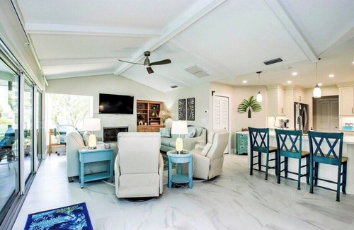 Beachview Country Club Estates Casa | Golf course pool home on 12th hole of the Sanibel Island Golf Club - Isle Awhile