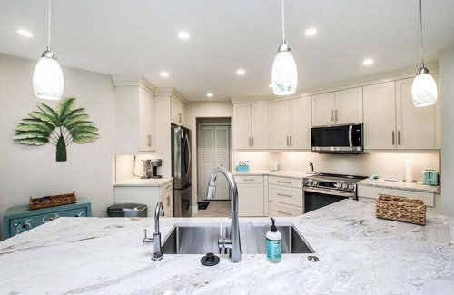 Beachview Country Club Estates Casa | Golf course pool home on 12th hole of the Sanibel Island Golf Club - Isle Awhile