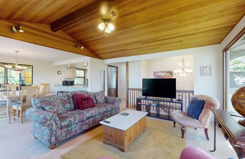 Bainbridge Island Casa | Golf-course-view house with deck, fireplace, grill - near ferry